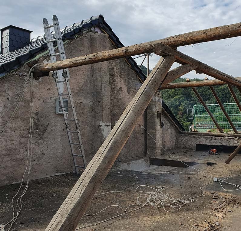 The Blang Holzbau team at work on a roof truss in Luxembourg